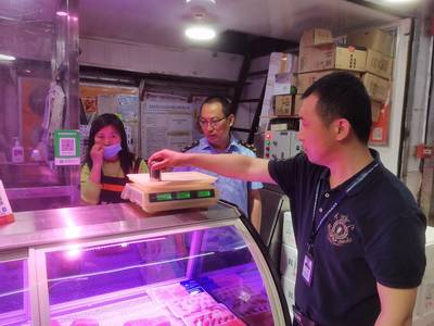 买小龙虾遇缺斤少两？执法人员对成都青石桥市场展开突击检查